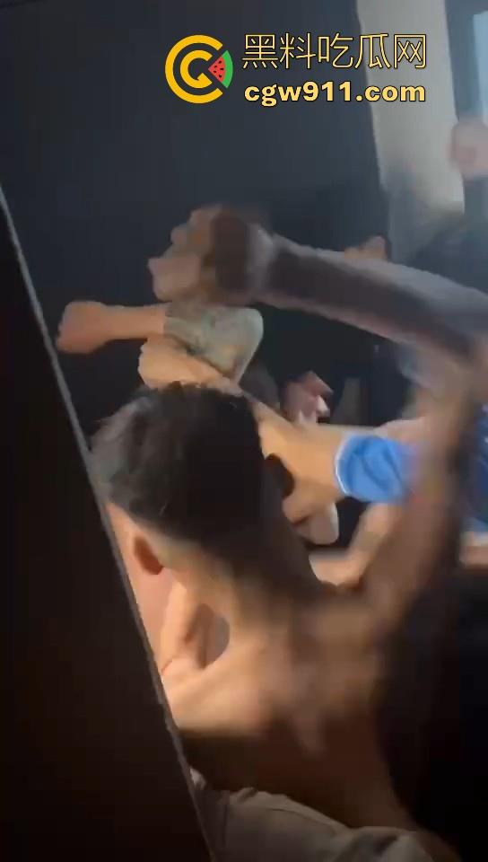 某职业学校宿舍爆发大型战斗,现场极其混乱,都是精神小伙拳拳到肉,感觉不到疼痛,堪称少林十八铜人!-6