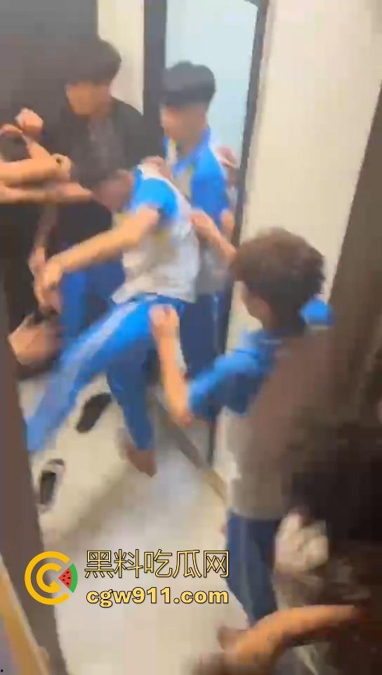 某职业学校宿舍爆发大型战斗,现场极其混乱,都是精神小伙拳拳到肉,感觉不到疼痛,堪称少林十八铜人!-8