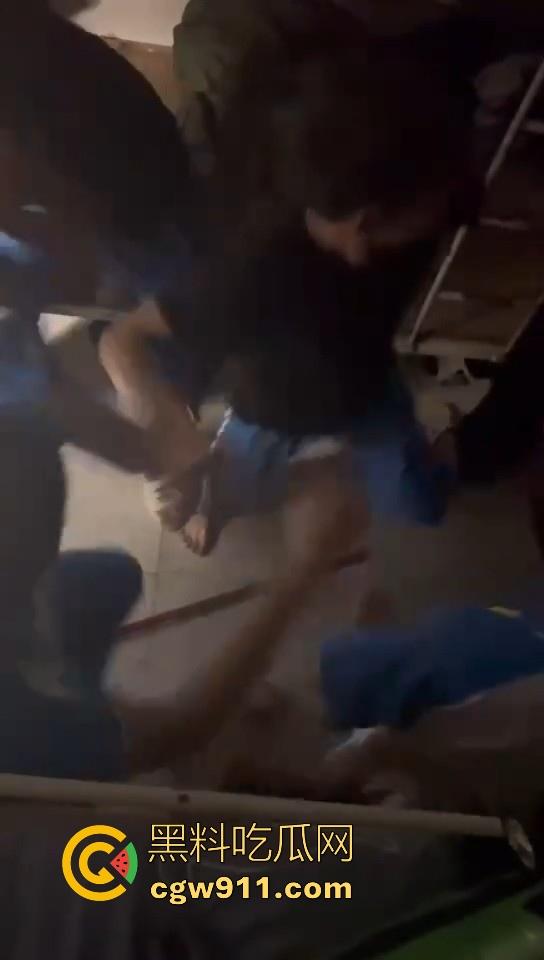 某职业学校宿舍爆发大型战斗,现场极其混乱,都是精神小伙拳拳到肉,感觉不到疼痛,堪称少林十八铜人!-11