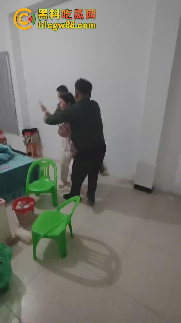 福建老哥偷情被捉奸,钻床底躲猫猫?老公带兄弟围剿,藏得了一时藏不了一世!-6