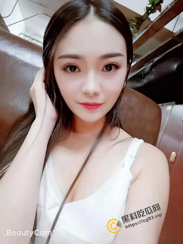 反差曝光「小蓝」约炮友在酒店玩3P,走廊上激情狂怼,妹子真能忍愣是一声都不叫 进入房间直接瘫软-3