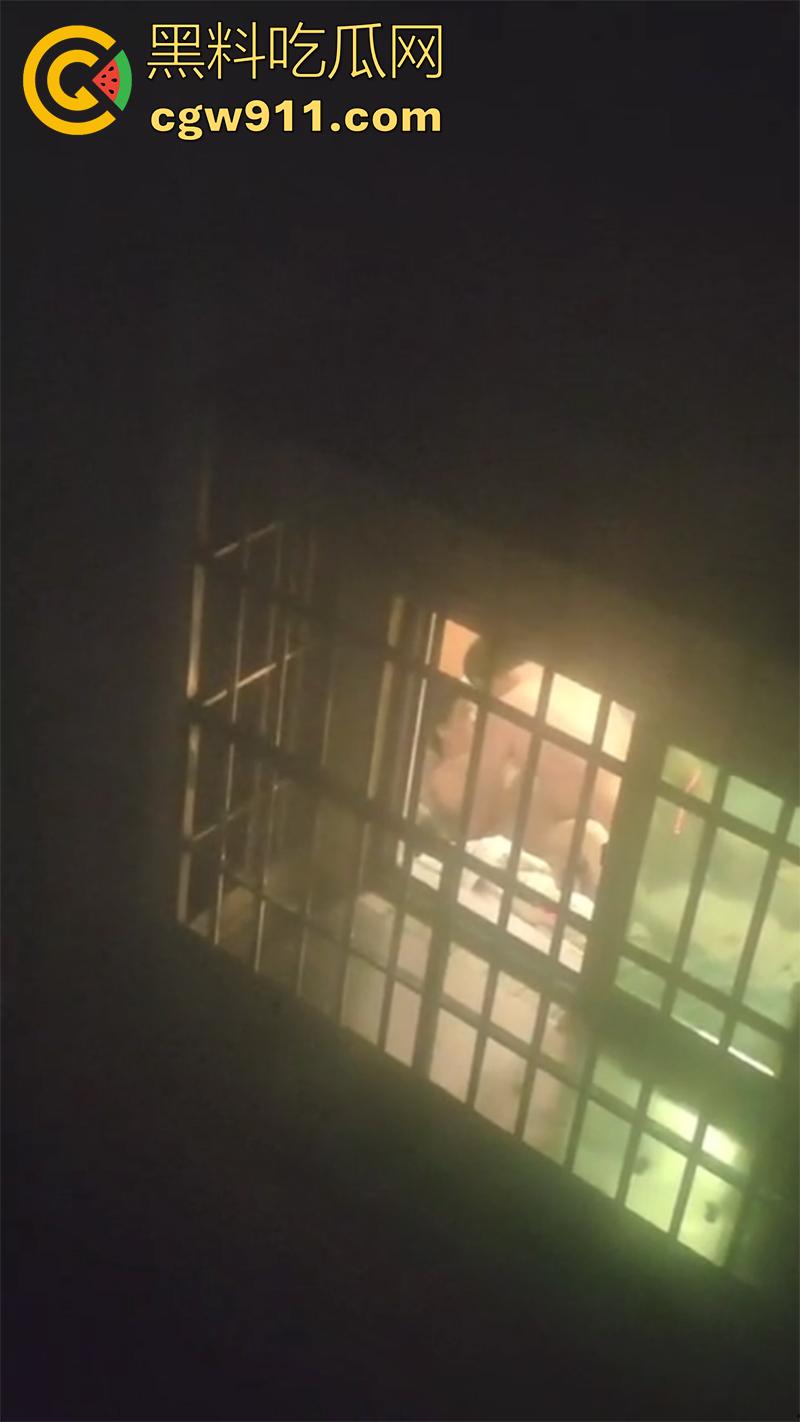 偷拍邻居开窗操逼，大姐趁老公不在偷情，竟开着窗户激情对垒，这段视频留下来，是不是能威胁大姐来一发？-3