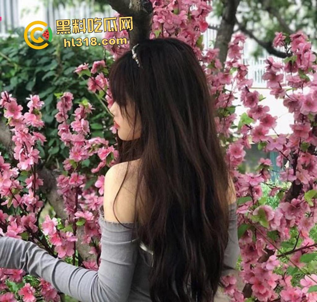 风骚少妇户外直播被鞭炮炸逼痛得狂跳!老公笑到发癫,粉丝刷一个棒棒糖炸一次逼!-1