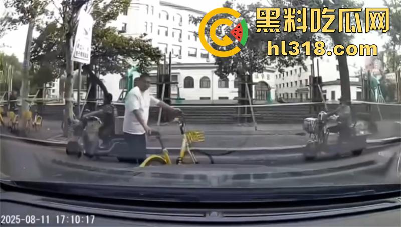 还敢装逼00后直接整治你,沈阳00后开车遭39岁男子辱骂,气不过直接开车撞,目前已被刑拘!-2