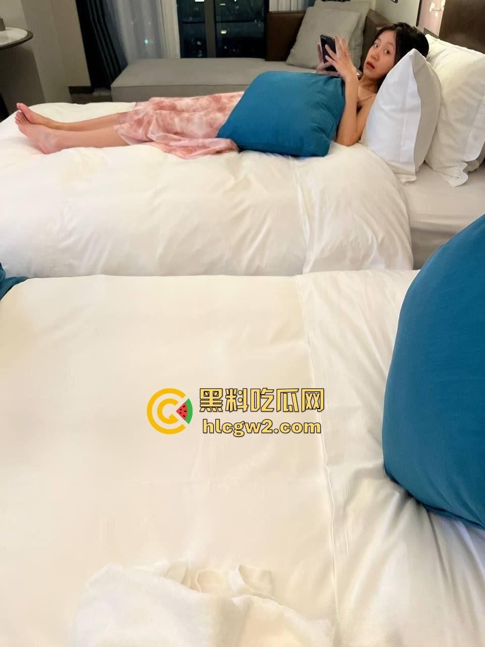 大神1300元约厦门科技信息大三学姐玩3P视频流出 有男友还敢酒吧微醺后乱来,酒店全程玩到高潮停不下来!-3