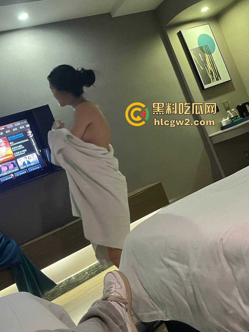 大神1300元约厦门科技信息大三学姐玩3P视频流出 有男友还敢酒吧微醺后乱来,酒店全程玩到高潮停不下来!-16