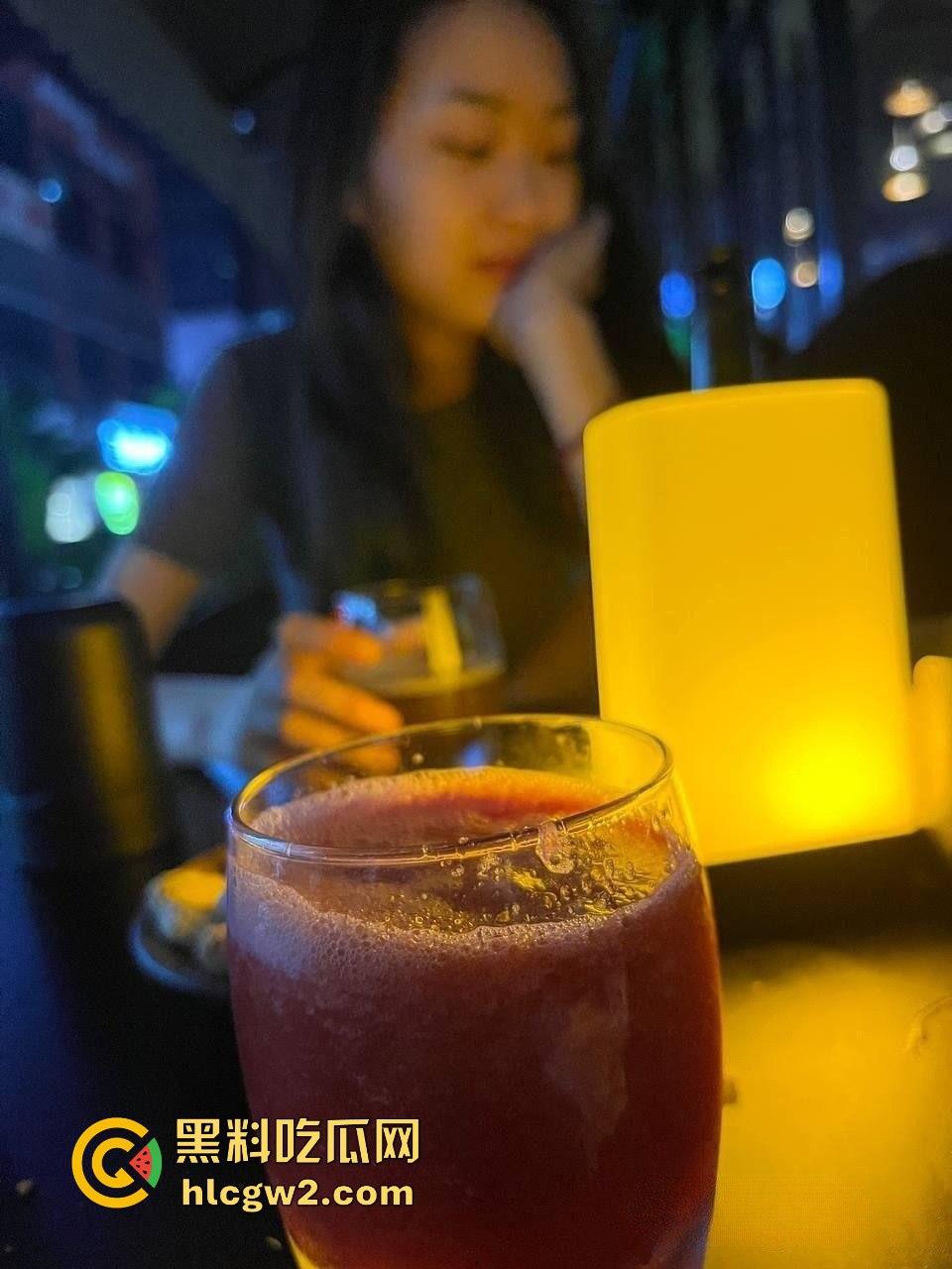 大神1300元约厦门科技信息大三学姐玩3P视频流出 有男友还敢酒吧微醺后乱来,酒店全程玩到高潮停不下来!-17