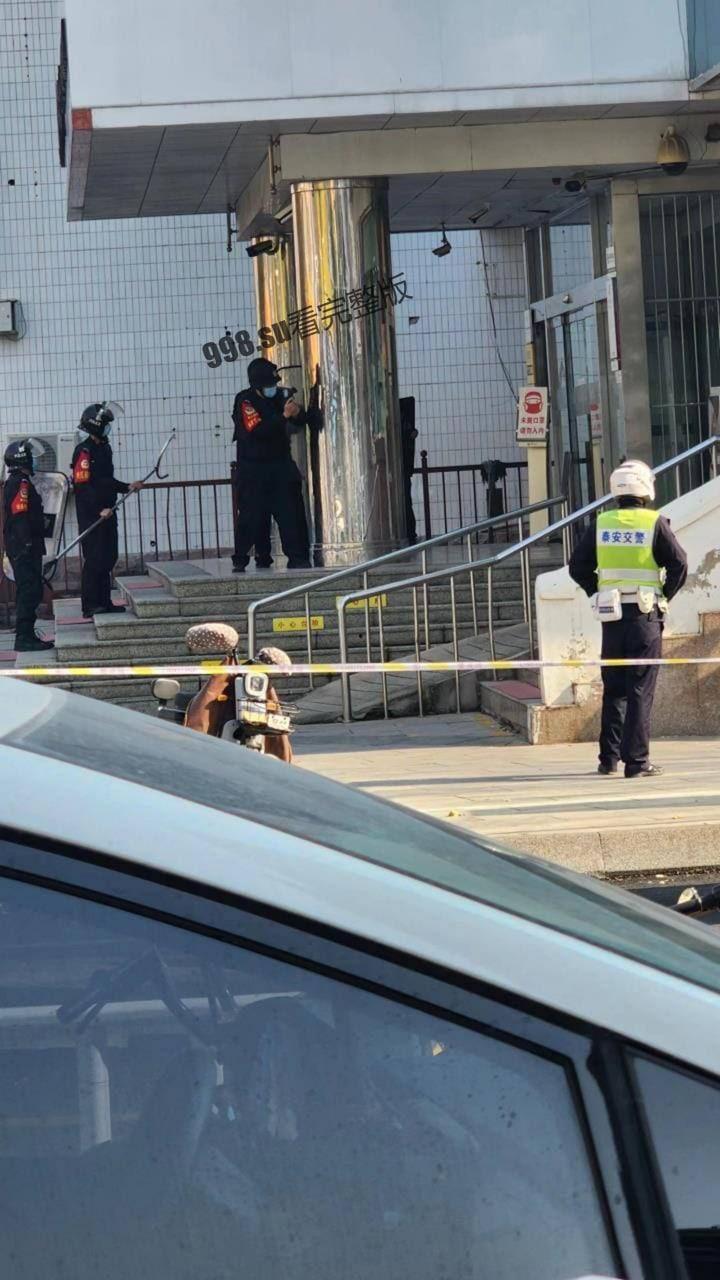 山东泰安抢银行 没想到劫匪通过抖音直播,知晓警方狙击手准确位置-7