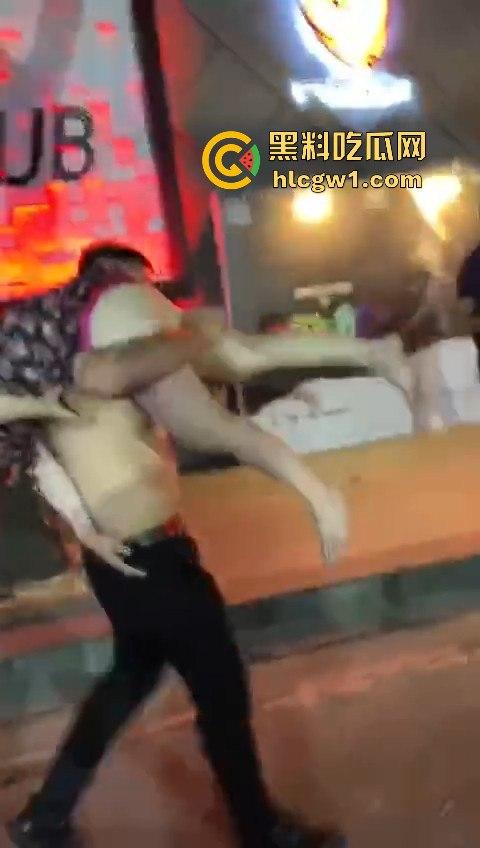 青岛MKD NIGHT醉妹喝醉成大漏勺吐晕厕所,大熊壮汉半裸上身直接扛走,敢问这算不算犯法?-8