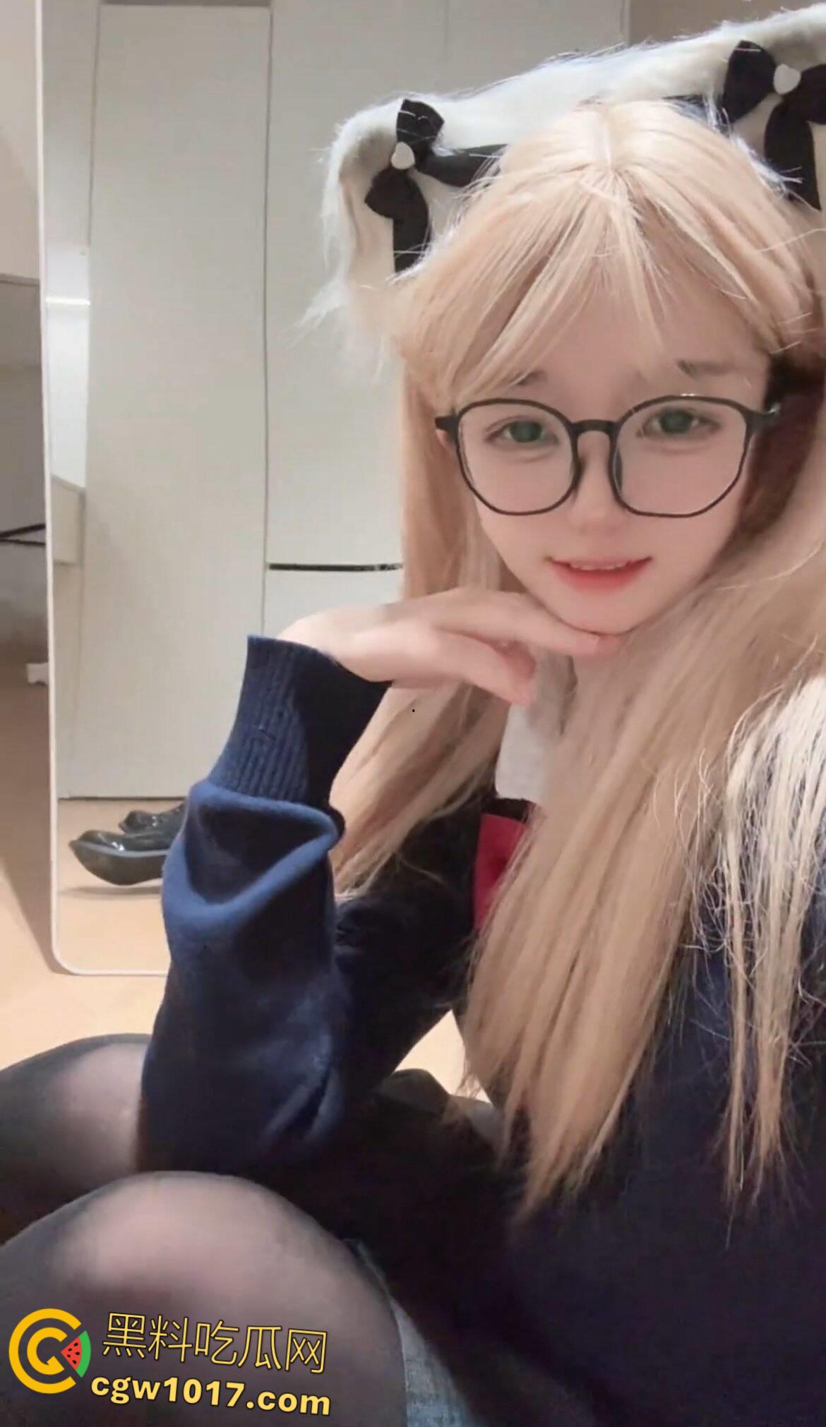 抖音高颜值萝莉【草原一只花】,大尺度露脸私拍流出,JK制服黑丝玉足,娇小身材掀裙挑逗诱惑!-2