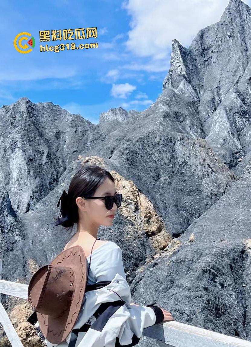 清纯女大【王利华】极度反差拜金,课余时间经常约炮金主找3P,车震毒龙把车子搞到异响!-3