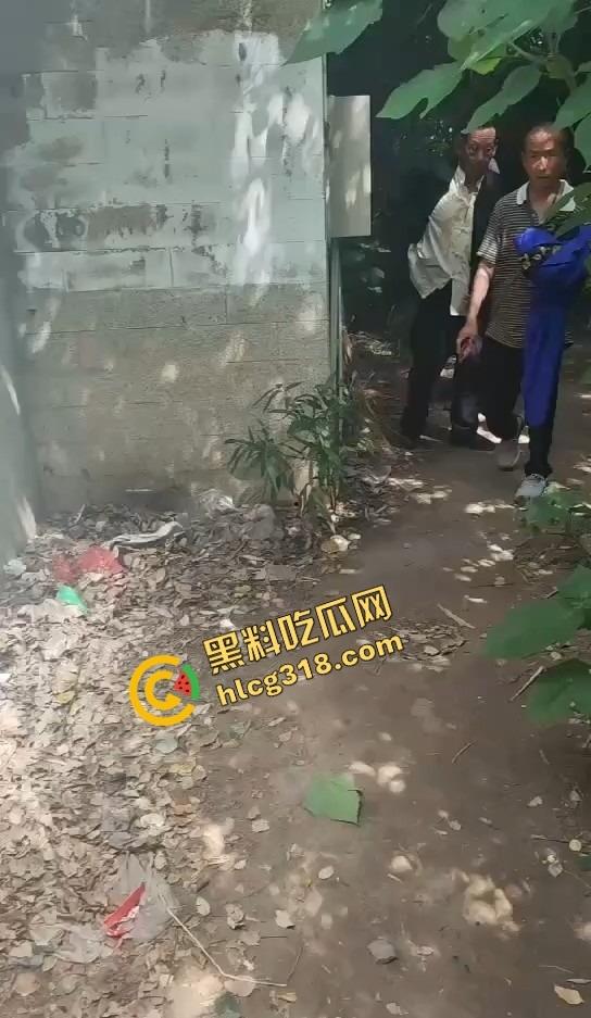 50块搞一次 她还躲个屁?偷拍野外站街熟女,刚说不接客就被老头上手开抓奶!-1