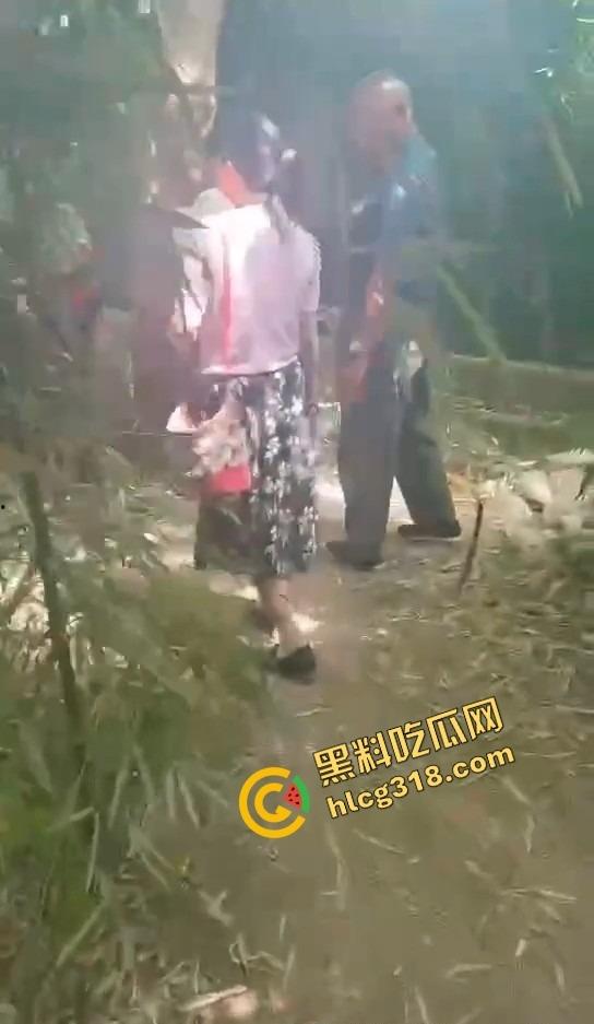 50块搞一次 她还躲个屁?偷拍野外站街熟女,刚说不接客就被老头上手开抓奶!-4