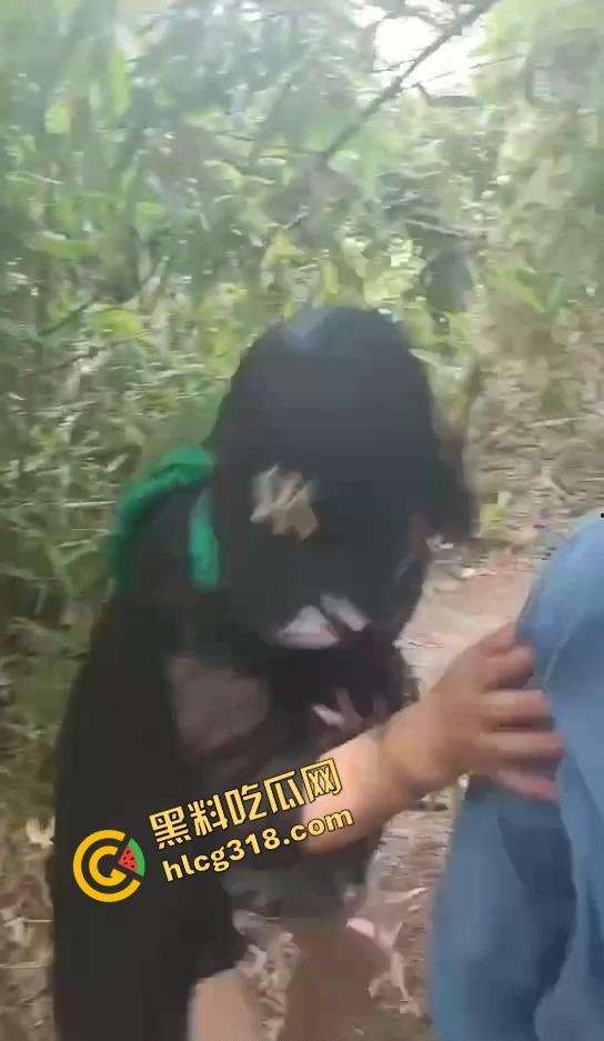 50块搞一次 她还躲个屁?偷拍野外站街熟女,刚说不接客就被老头上手开抓奶!-9