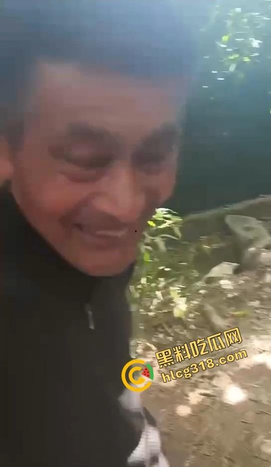 50块搞一次 她还躲个屁?偷拍野外站街熟女,刚说不接客就被老头上手开抓奶!-10