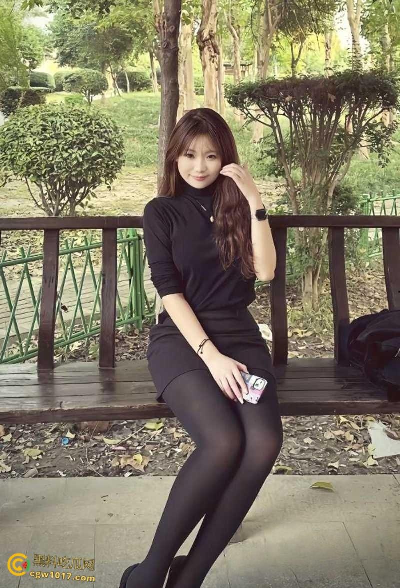 上海高颜值外围【郑亚馨】5万包夜卖身金主，高端会所群P淫片曝光，露脸群交被三男颜射！-1