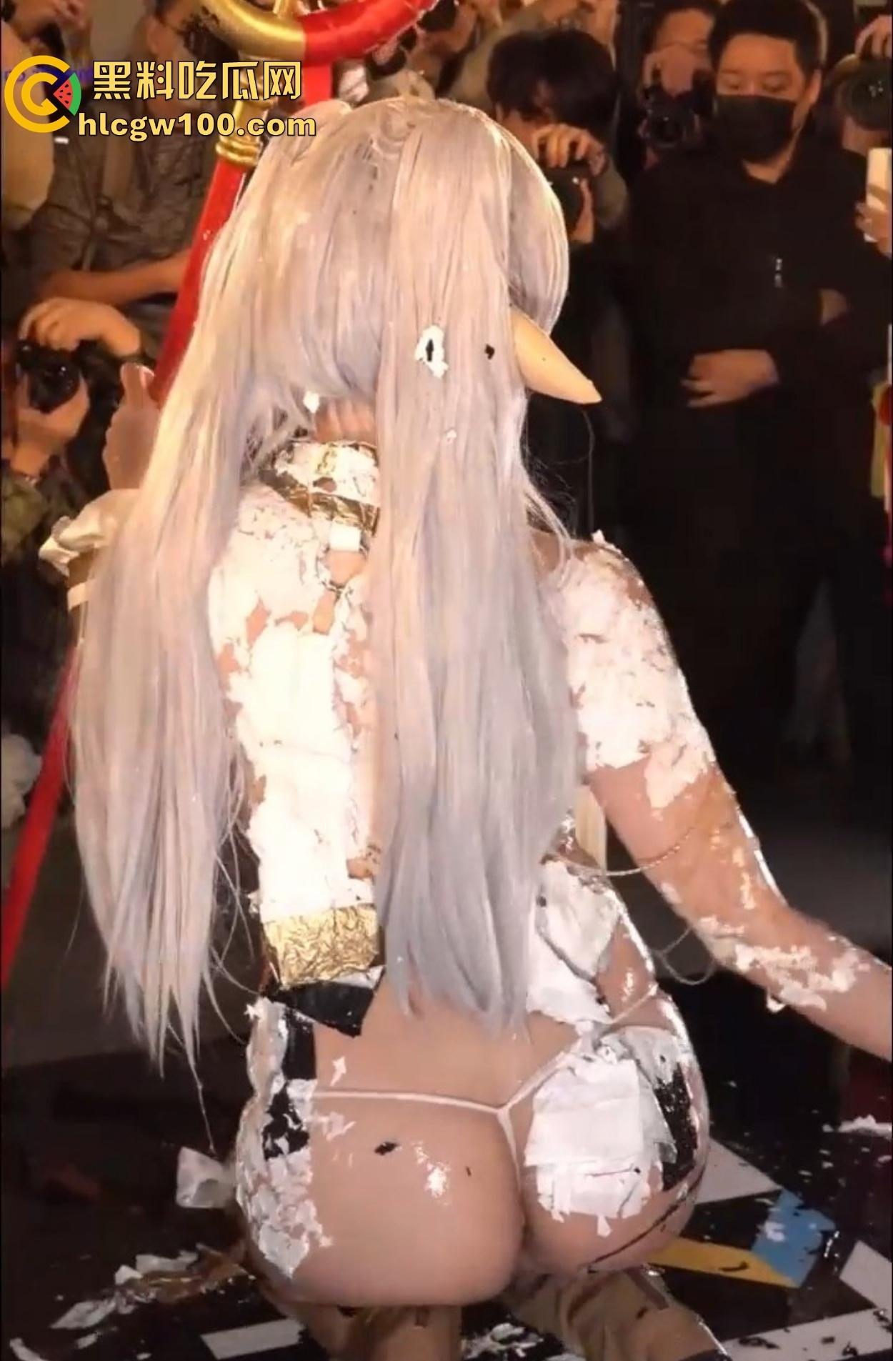 成都漫展变东莞妓女选秀,COS巨乳骚货近乎全裸上阵,丁字裤遮羞菊花若隐若现,摄影师拍到流口水!-12