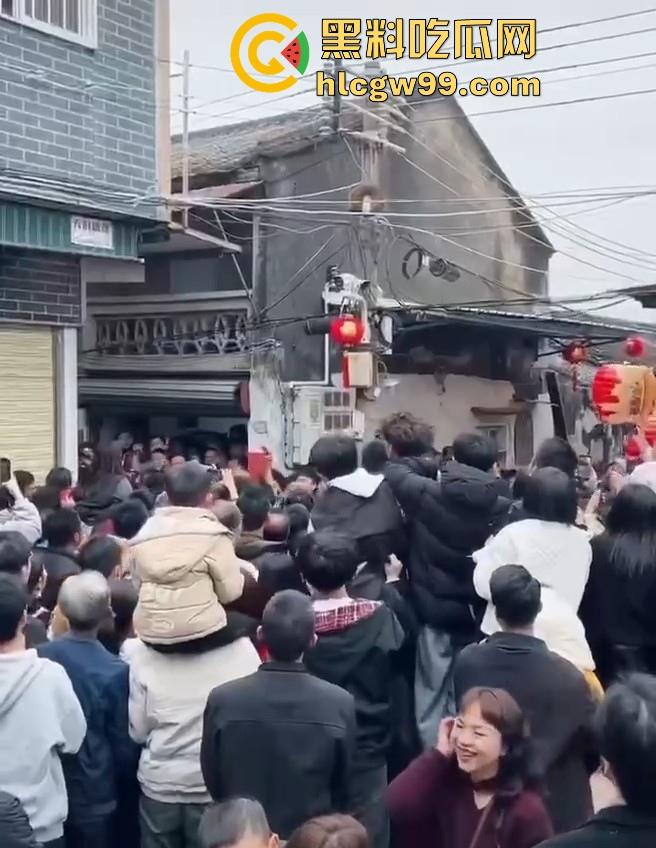 广东潮汕迎老爷因抢香炉爆发冲突,两边人马大大出手,好好的一个迎神活动搞成这样为啥呀!-1