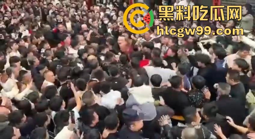 广东潮汕迎老爷因抢香炉爆发冲突,两边人马大大出手,好好的一个迎神活动搞成这样为啥呀!-6