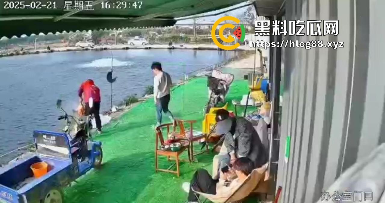 钓鱼妹子被鱼反钓拉下水,上岸哭成泪人,姐妹笑喷翘嘴没钓到把自己钓没了!-1