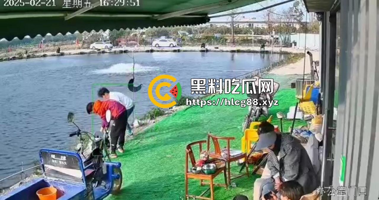 钓鱼妹子被鱼反钓拉下水,上岸哭成泪人,姐妹笑喷翘嘴没钓到把自己钓没了!-2