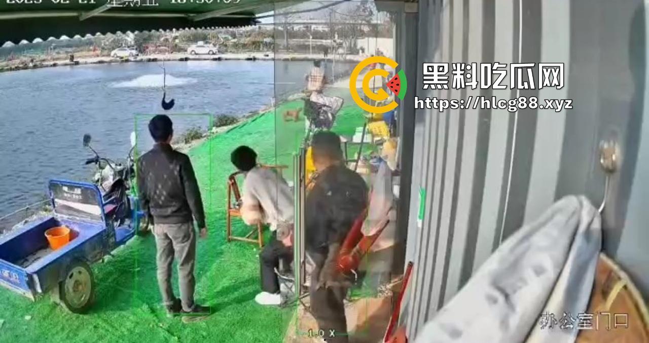 钓鱼妹子被鱼反钓拉下水,上岸哭成泪人,姐妹笑喷翘嘴没钓到把自己钓没了!-4