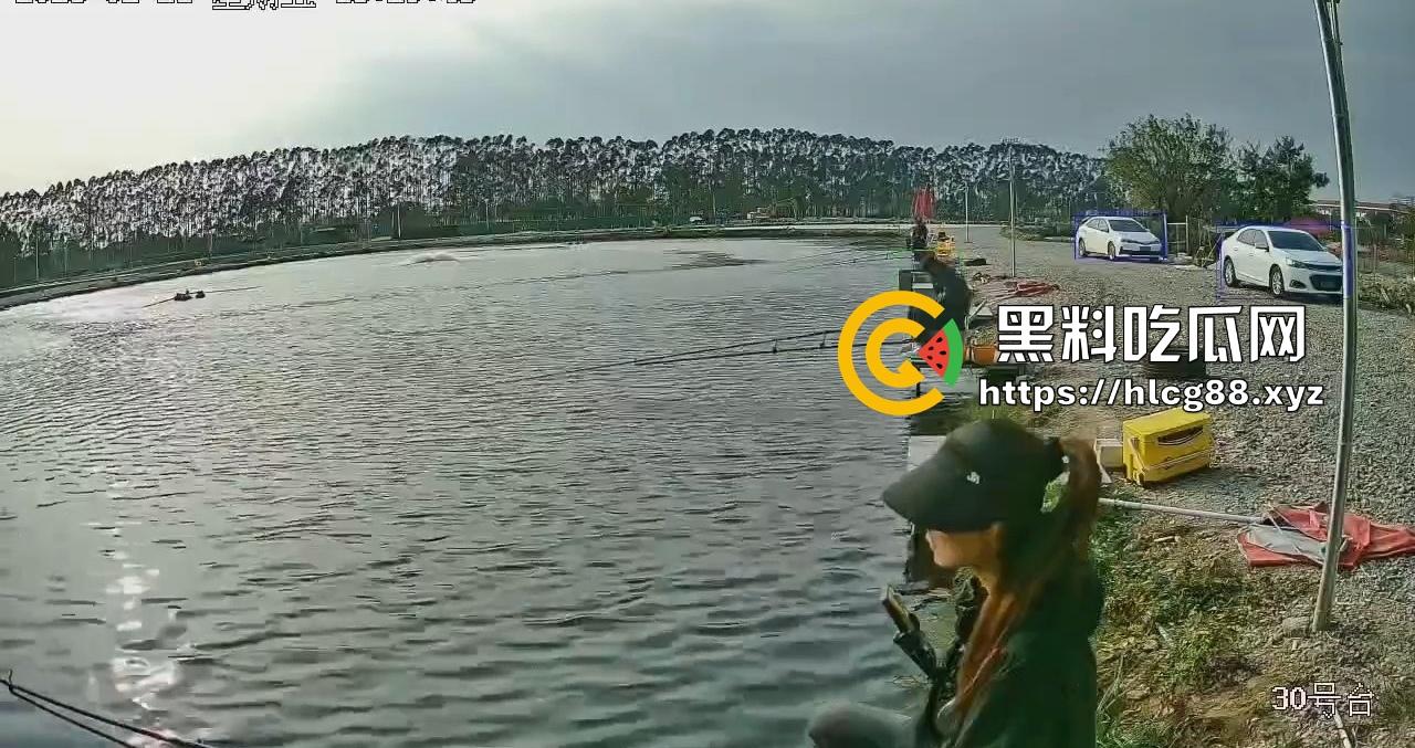 钓鱼妹子被鱼反钓拉下水,上岸哭成泪人,姐妹笑喷翘嘴没钓到把自己钓没了!-6