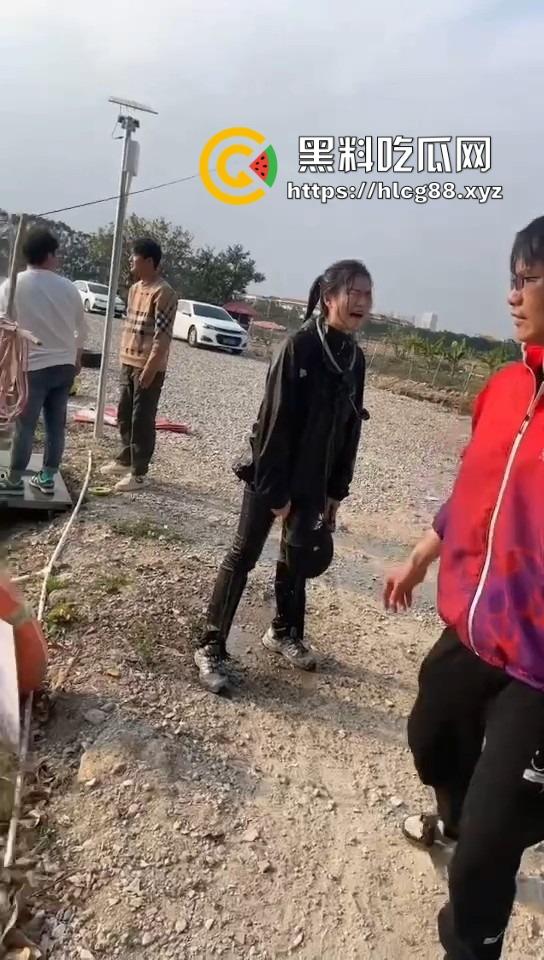 钓鱼妹子被鱼反钓拉下水,上岸哭成泪人,姐妹笑喷翘嘴没钓到把自己钓没了!-9
