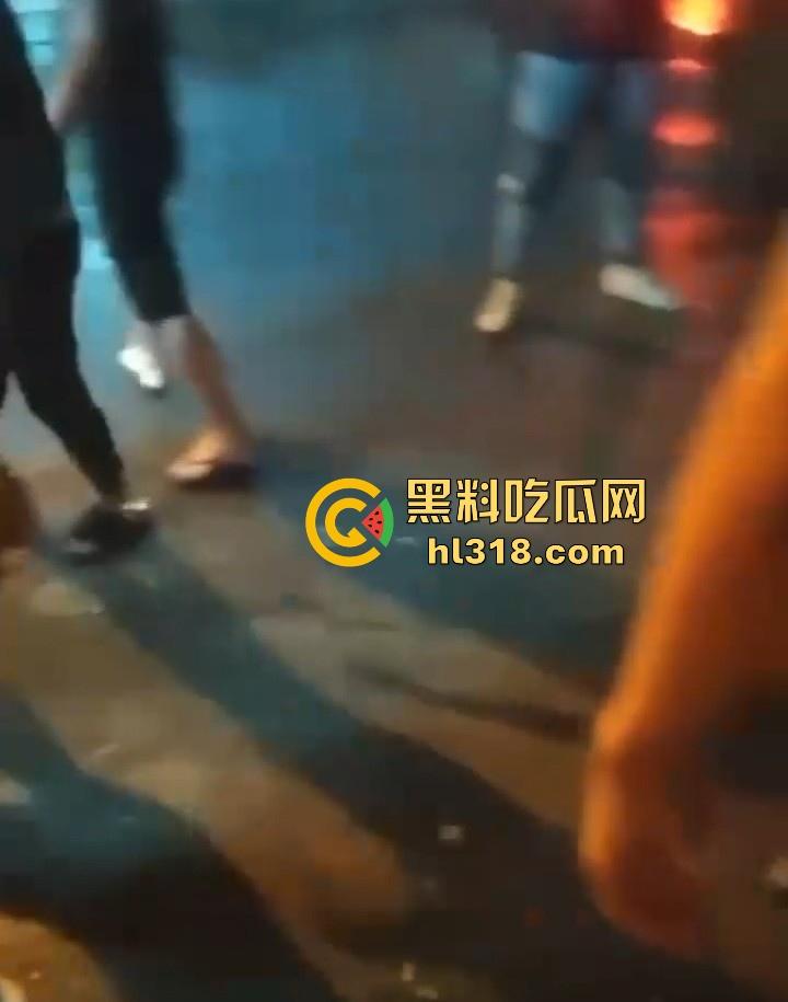 广西精神小伙，大晚上不睡觉拿起砍刀街头卖艺，各种武林绝学使出，现场极其血腥！-6