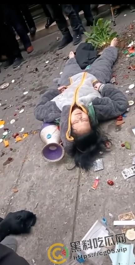 四川内江东兴老街里凤窝街 两口子吵架女方跳楼 现场监控画面流出 人直接不能动了-5