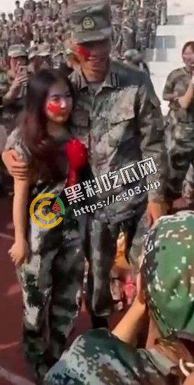畜生！高一军训教官当众表白小姑娘  不知廉耻对高中生下手 还当众亲上了-2