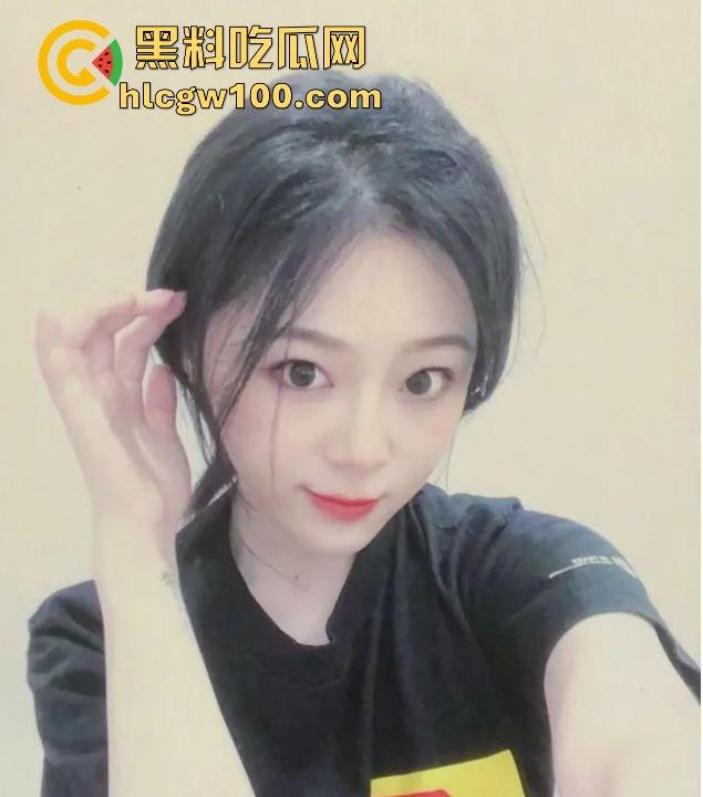 南通反差御姐【胡美然】外表清冷像仙女，床上浪得像小母狗，约炮视频曝光流出。-4