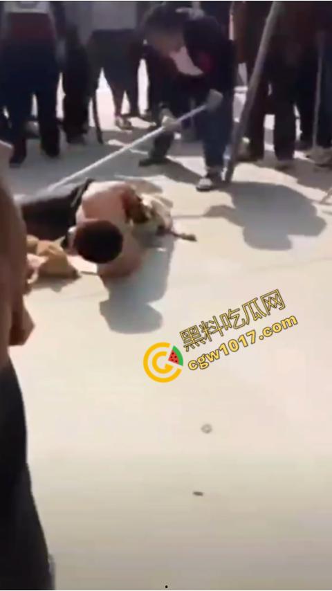 广西村民抓住偷狗贼,脱光殴打,场面血腥凶残,围观村民挥棒狂殴,男子惨嚎不断,村民誓要为爱犬复仇!-8