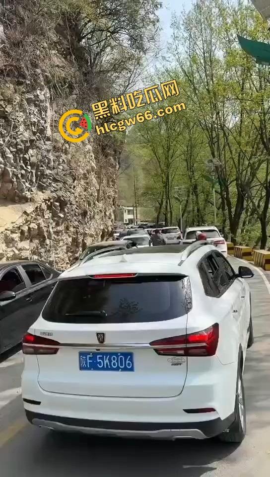 汉中勉县龙湾景区惊现社会姐持械现场,这家伙手里的不是传说中的真理吗?-1