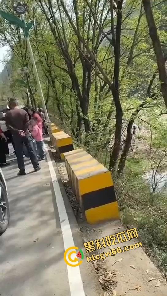 汉中勉县龙湾景区惊现社会姐持械现场,这家伙手里的不是传说中的真理吗?-7