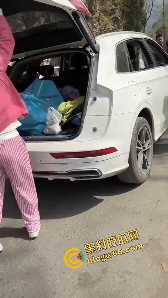 汉中勉县龙湾景区惊现社会姐持械现场,这家伙手里的不是传说中的真理吗?-9