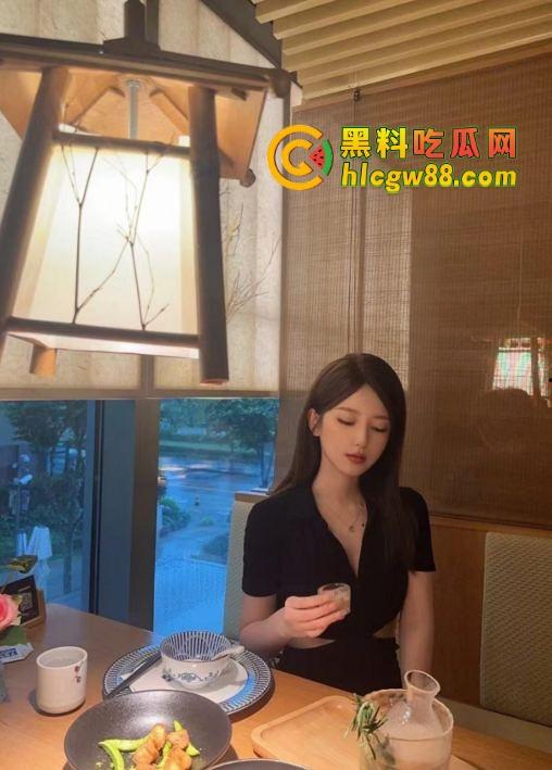 抖音约炮成都妹子『王月洁』富哥5W半个月SM调教全体验，比女朋友还主动骚到让人不想放手！-3