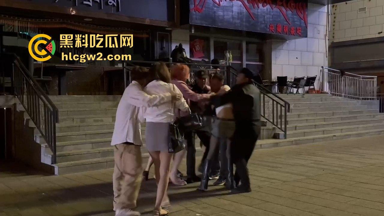 精神小妹怒怼TS小姐姐 黑丝猛女爆发干架场面失控!保安连拉都拉不住,绝对劲爆现场!-6
