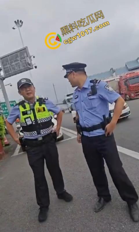 福建高速路口上演“辣椒水暴力”惨剧:交警野蛮执法,企图抢夺证据!公众怒呼严惩黑警!-1
