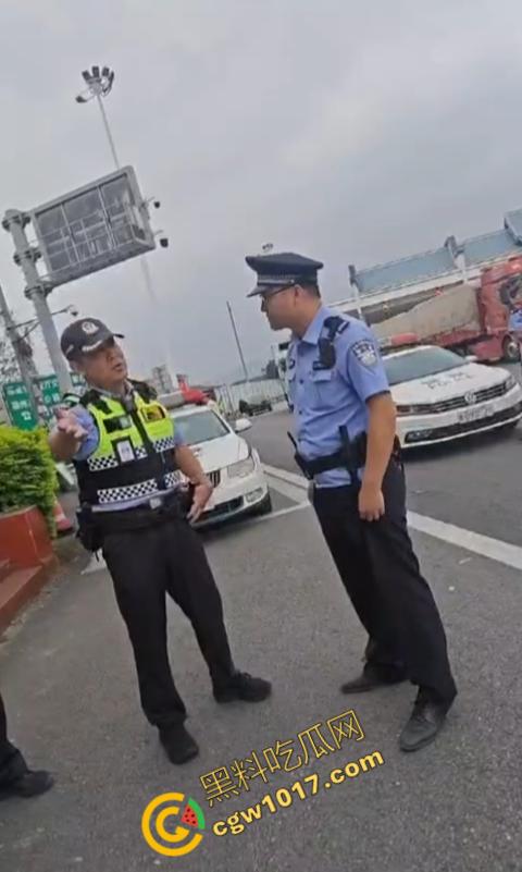 福建高速路口上演“辣椒水暴力”惨剧:交警野蛮执法,企图抢夺证据!公众怒呼严惩黑警!-2