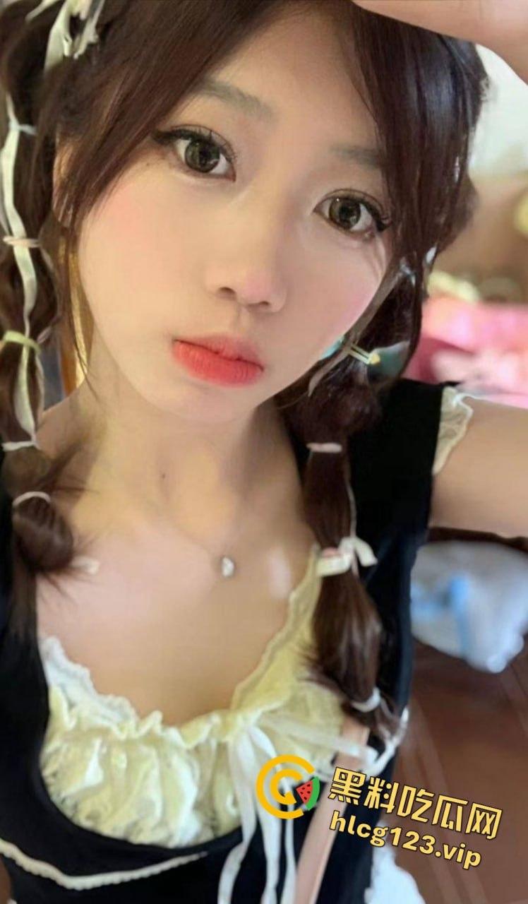 极品双马尾学生妹【欢欢】,甜美萝莉风格私下大反差!COS扮装直播裸舞让人把持不住!-2