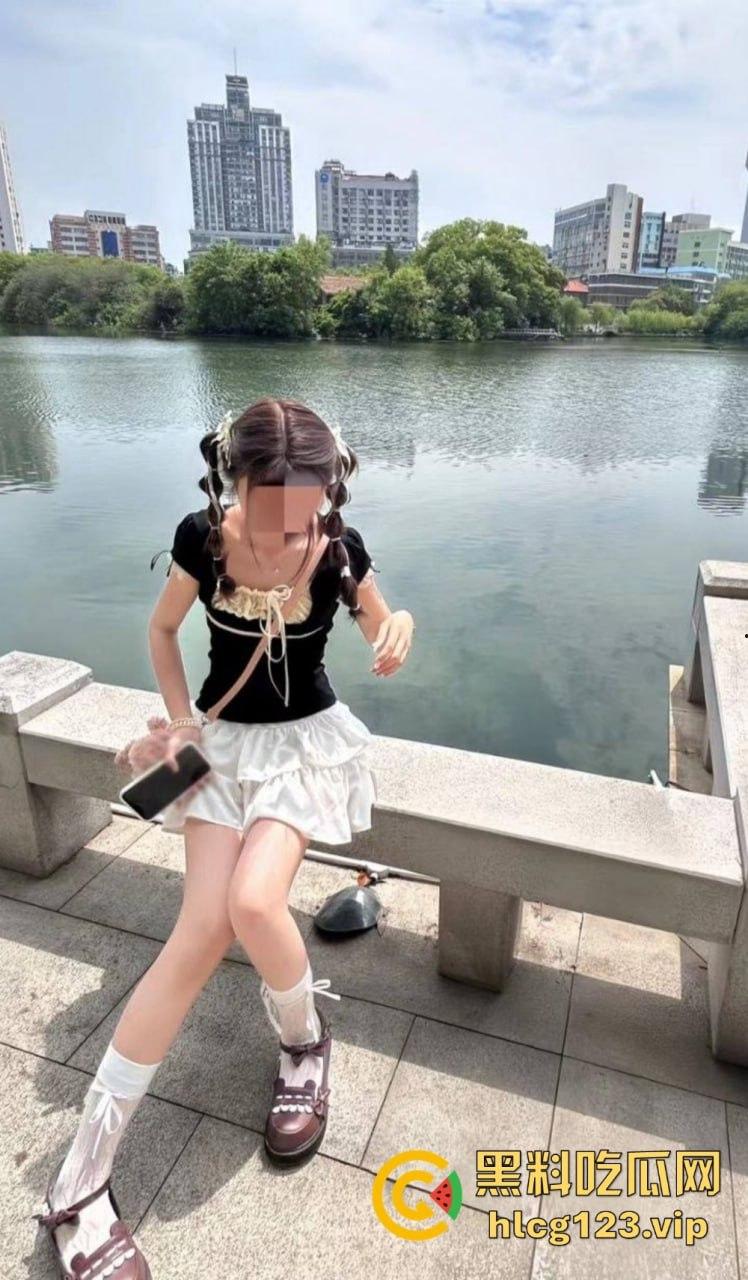 极品双马尾学生妹【欢欢】,甜美萝莉风格私下大反差!COS扮装直播裸舞让人把持不住!-3