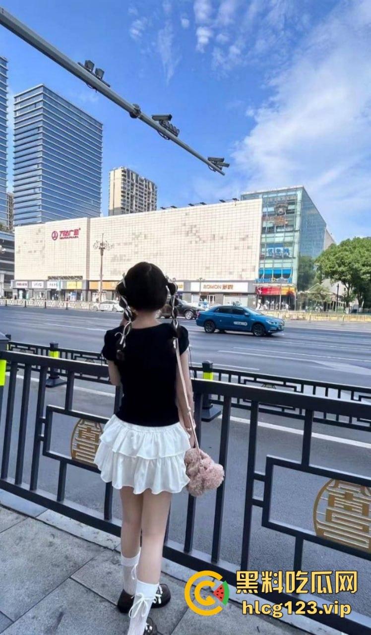 极品双马尾学生妹【欢欢】,甜美萝莉风格私下大反差!COS扮装直播裸舞让人把持不住!-4