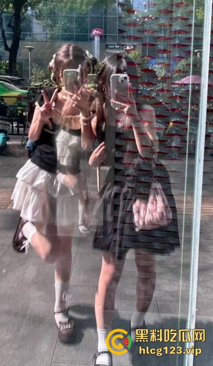 极品双马尾学生妹【欢欢】,甜美萝莉风格私下大反差!COS扮装直播裸舞让人把持不住!-6