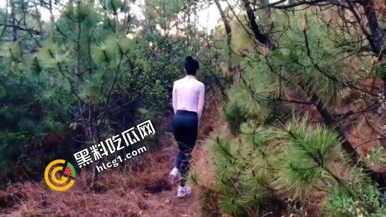 大胆人妻不满足山上野炮，竟转战树梢继续狂野后入打炮挑战！-3