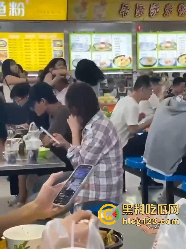 长沙大学食堂撕逼大戏!学姐内衣都被扯了,旁边人继续低头吃饭真心稳!-2