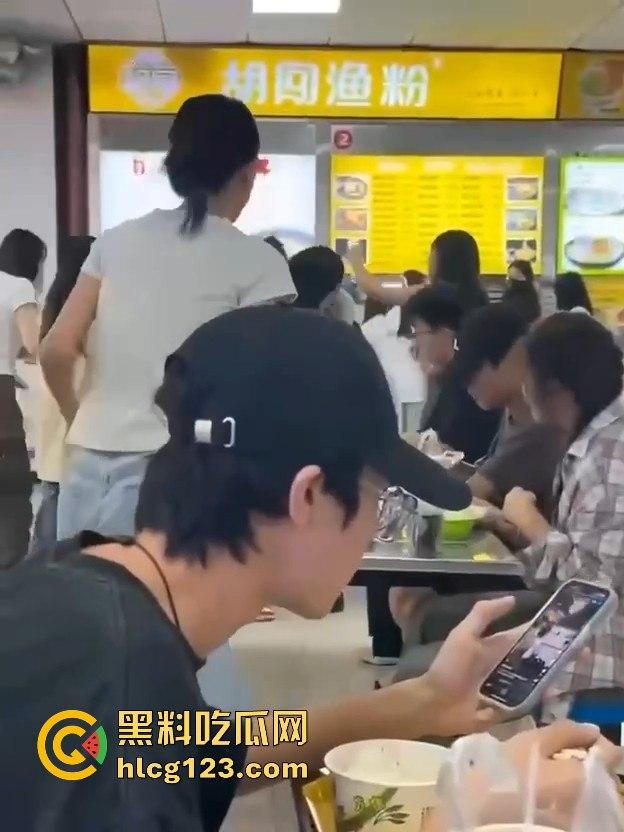 长沙大学食堂撕逼大戏!学姐内衣都被扯了,旁边人继续低头吃饭真心稳!-3